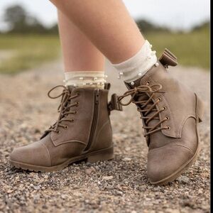 EARTH JANEL SUEDE LACE UP BOOTS SIZE 6.5